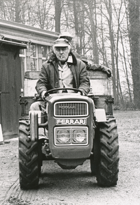 850864 Afbeelding van broeder-tuinman Rufus Marcellis ofm gezeten op een Ferrari-tractor, op het landgoed bij ...